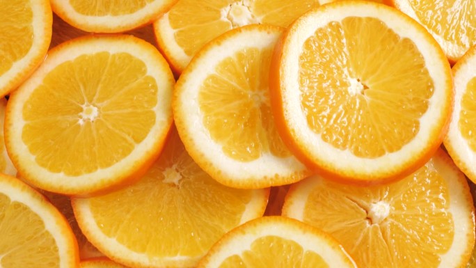 橙色水果。镜头向上移动，显示了许多切片的橙子。特写镜头