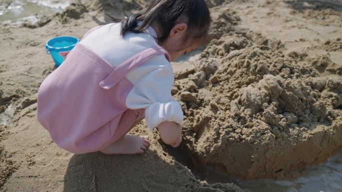 儿童小孩玩沙子挖沙湖边河边湿地公园