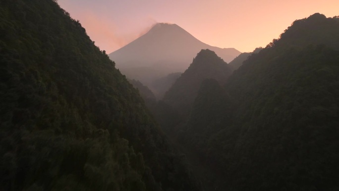 鸟瞰印尼爪哇默拉皮火山喷发的日出景象