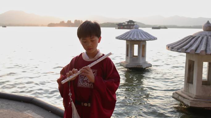 杭州西湖柳浪闻莺翠光亭穿汉服的男孩