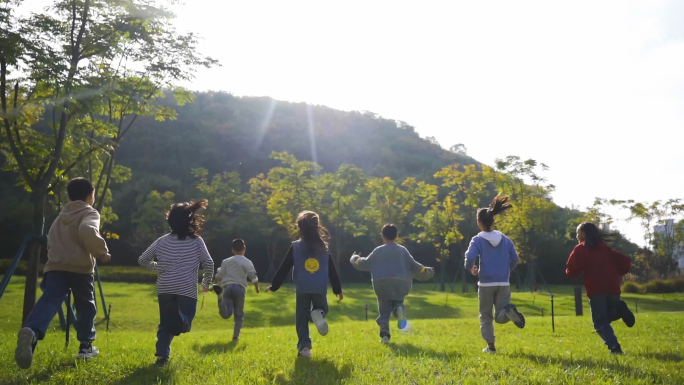 小孩子草地奔跑 童年风车奔跑 六一儿童节