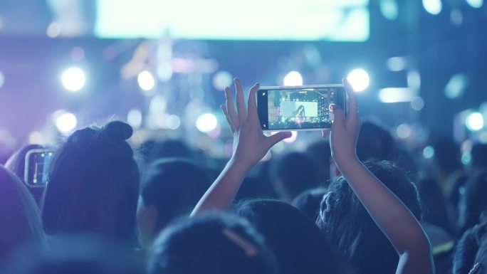 音乐节演唱会手机拍摄视频的歌迷