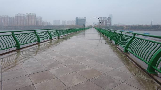 冷雨步行桥