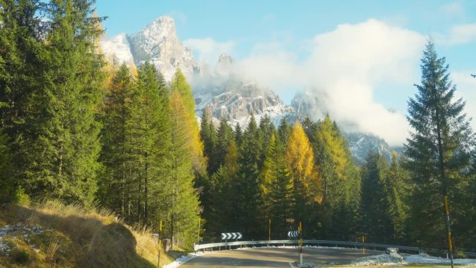 冬天穿越阿尔卑斯山的道路