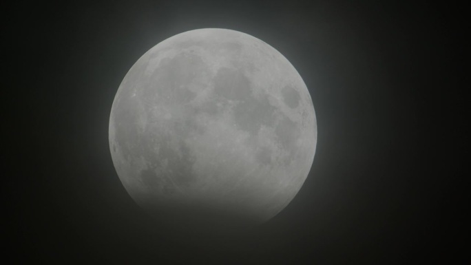 2023年10月28日的月偏食。月亮陷入了地球的阴影中。