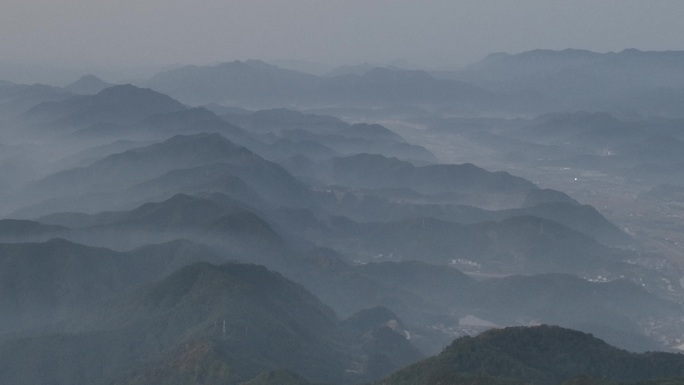 江南群山早晨云雾晨雾山脉千里江山水墨画卷