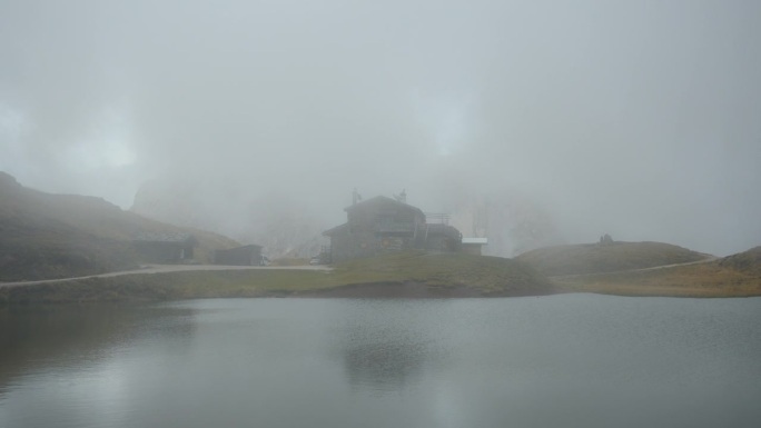 白云石的雾湖湖边小屋大雾