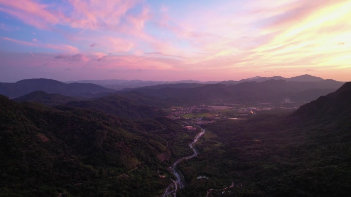 夕阳下的乡村景象鸟瞰图