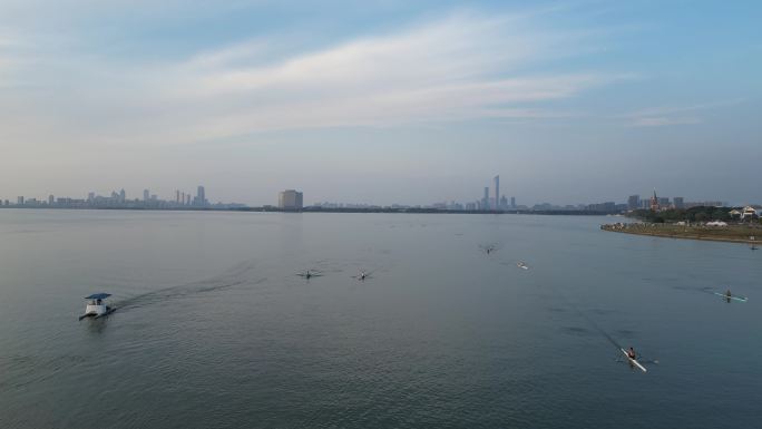 航拍苏州独墅湖，夕阳多人划船，浪漫希望