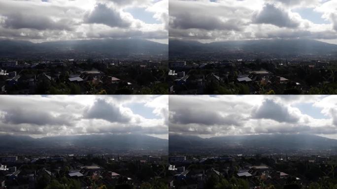 山景秀丽，山脚下有住宅。东爪哇玛琅的一个小山腰小镇。白云密布的山景