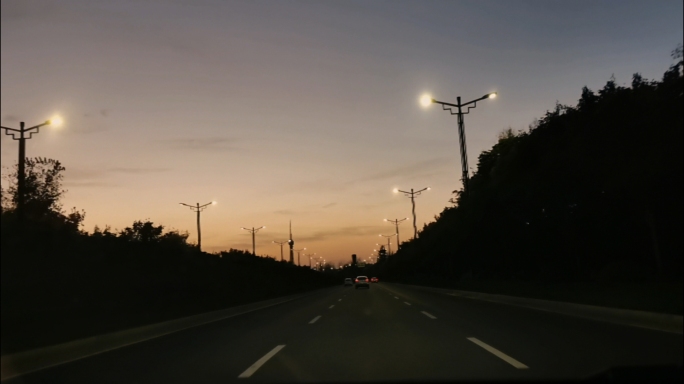 黄昏夕阳回家路上车窗外风景