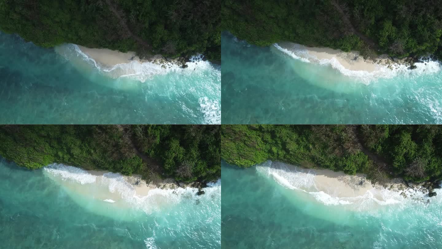 空中4K无人机镜头:发现巴厘岛最好的秘密，绿碗海滩;宁静的热带天堂，有神秘的洞穴、金色的沙滩和绿松石