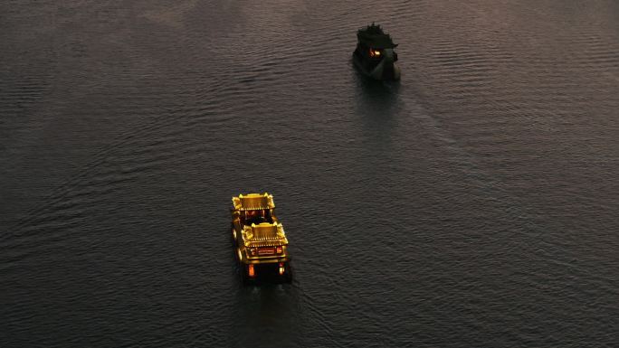 航拍夕阳下的西湖游船