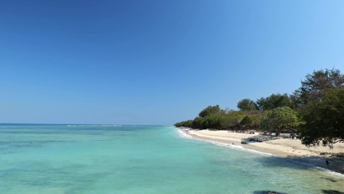 在印度尼西亚龙目岛的吉利群岛，热带沙滩上有绿松石般的海水