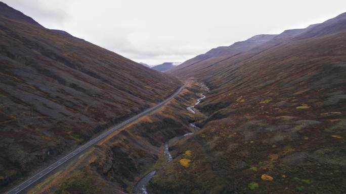 空中:冰岛环城公路上没有汽车的空旷道路，这是一条风景秀丽的高速公路，穿过风景如画的偏远峡湾地区，导致