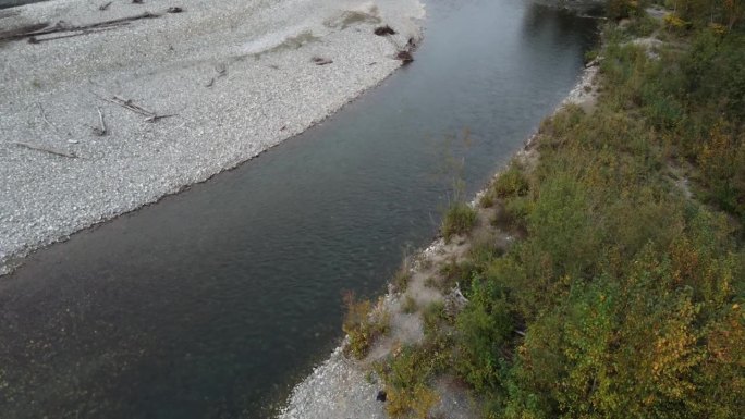 河流狂想曲:鲑鱼洄游期间，无人机在奇利瓦克河上的秋季之旅