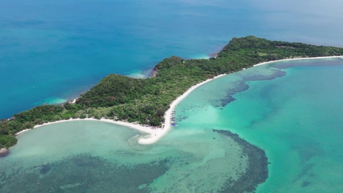 无人机从左至右，拍摄泰国茂森岛