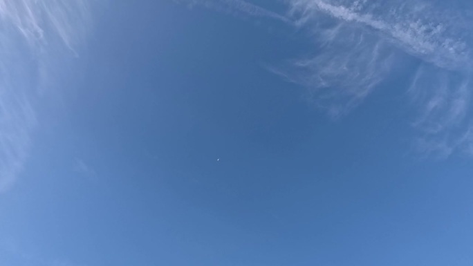 飞机在蓝天中的时间流逝