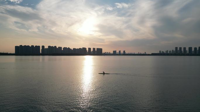 航拍苏州独墅湖，夕阳单人划船，浪漫希望