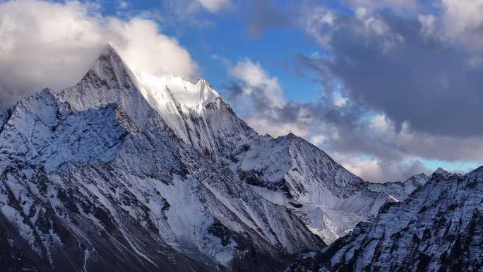 雄伟壮丽雪山蓝天白云航拍