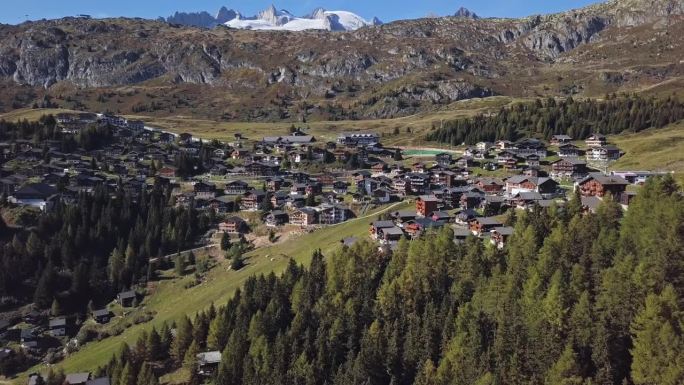 鸟瞰瑞士瓦莱州无车山村Bettmeralp。