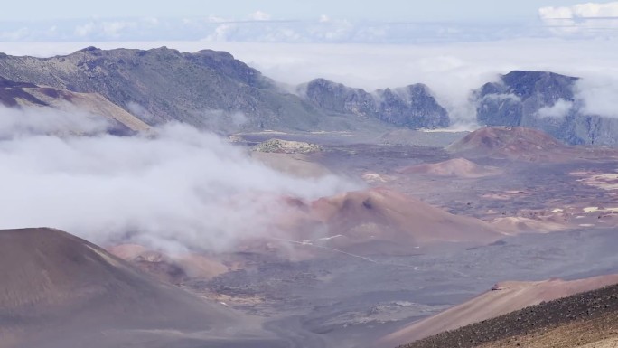 从夏威夷毛伊岛哈雷阿卡拉山顶的滑沙小道上拍摄的火山口的电影镜头。30fps的4K HDR