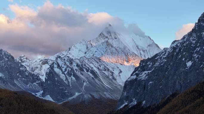 雄伟壮丽雪山