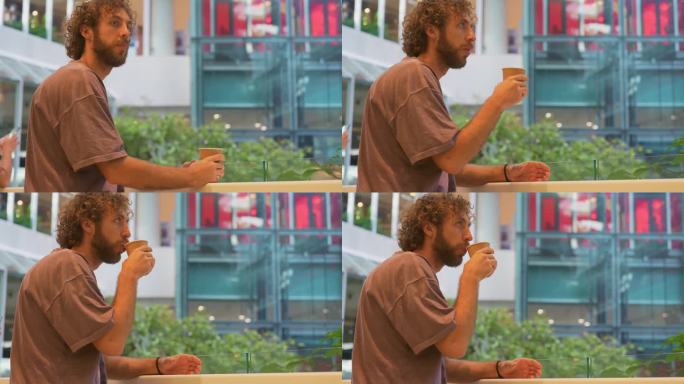 一个男人在购物中心喝咖啡