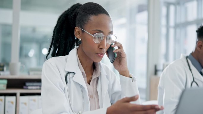 电话，笔记本电脑和一个黑人女医生在医院沟通或远程医疗。医疗，信任和帮助一个严肃的医学专业人士在诊所通