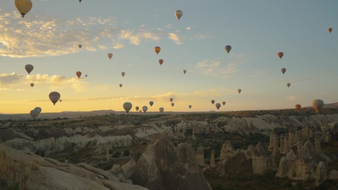 黎明时分从卡帕多西亚的爱之谷拍摄的全景，众多的热气球充满了整个天空。