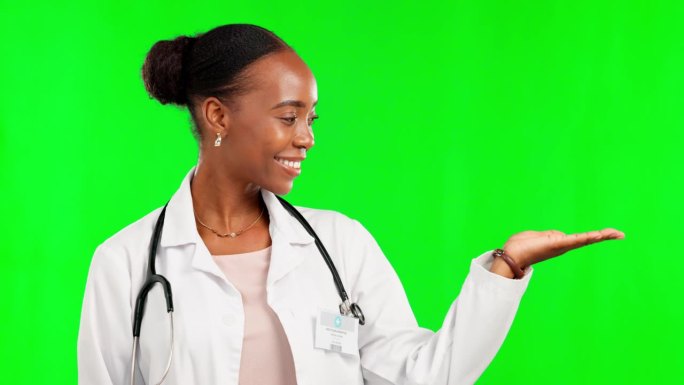 医生的手握空的空间隔离工作室背景或绿屏的模型或产品植入。医疗保健专业人员或医学黑人妇女的脸与她的手掌