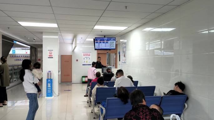 医院儿科门诊排队等待候诊的家长与小孩