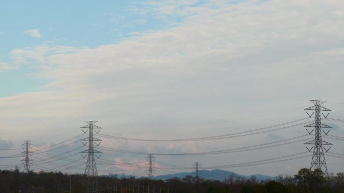 高压电线杆配电景观能源工程。电力充沛的背景，蓝天碧山的乡村。电力、能源工程、工业