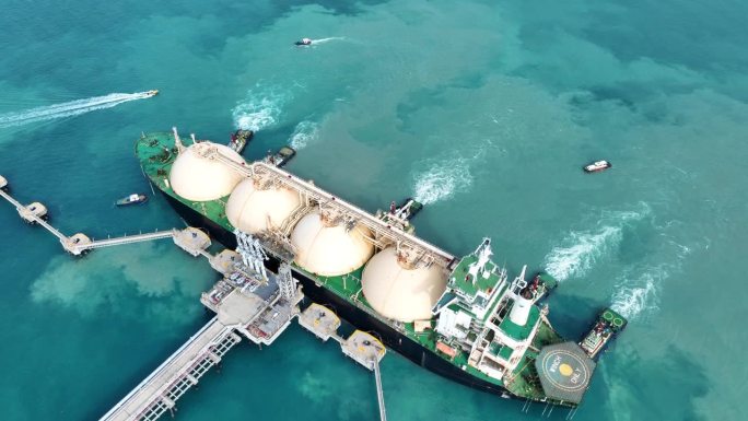 LNG(液化天然气)油轮锚定在天然气终端的储气罐中进行储存。石油、原油、天然气运输船。油船湾石油气、