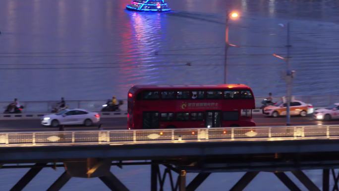 4K夕阳长江大桥上的观光游览巴士
