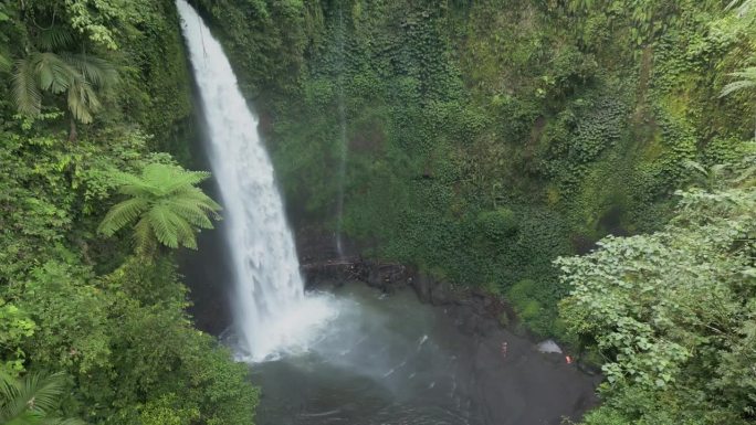 热带丛林中的瀑布鸟瞰图