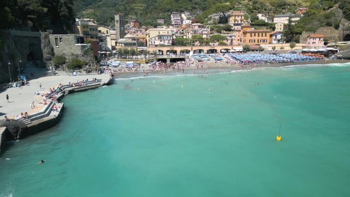 在意大利五渔村蒙特罗索的著名海滩建立无人机拍摄