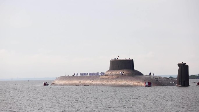 俄军一艘现代核动力弹道导弹潜艇巡洋舰，在北方舰队和波罗的海舰队的公海上，潜艇在夏季阳光明媚的日子里进