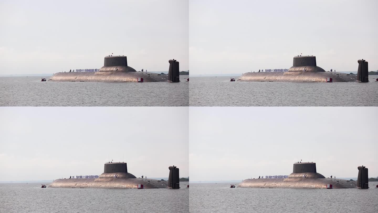 俄军一艘现代核动力弹道导弹潜艇巡洋舰，在北方舰队和波罗的海舰队的公海上，潜艇在夏季阳光明媚的日子里进