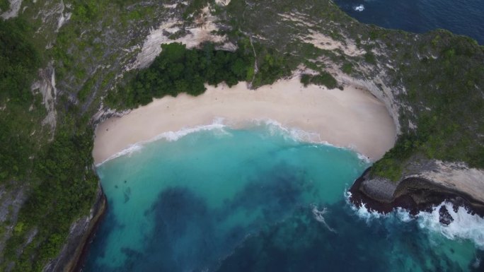 努沙佩尼达岛上的克林金海滩和白色的沙滩沿着郁郁葱葱的陡峭岩石表面悬崖向下延伸。空中鸟瞰图