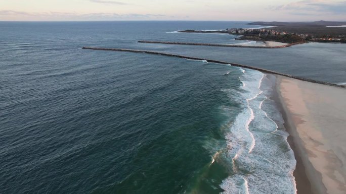 海浪涌向澳大利亚新南威尔士州伊卢卡海滩的沙滩。——空中