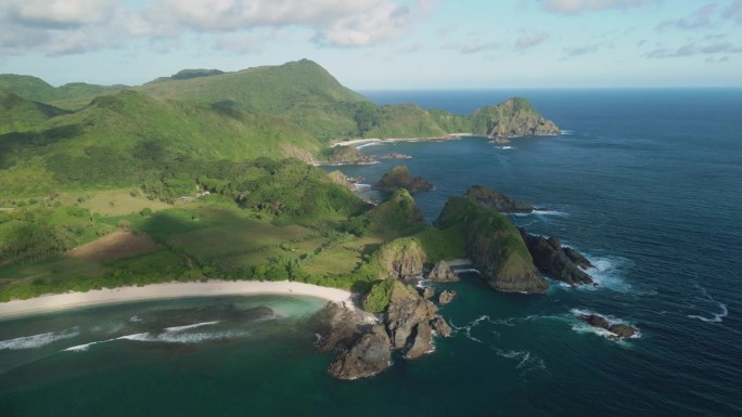 龙目岛海滩鸟瞰图生态海域大海航拍流体浪花