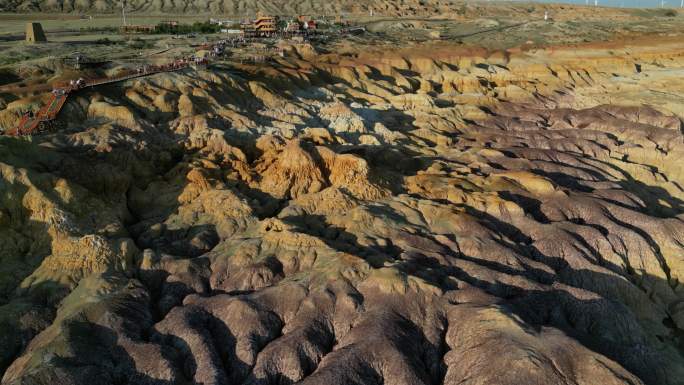 新疆五彩滩额尔戈壁沙漠河流风机航拍4k