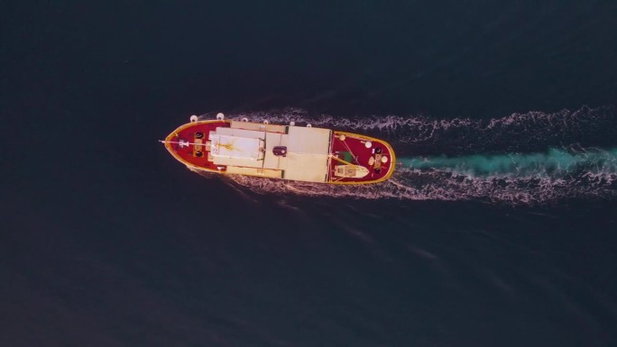 一架无人机捕捉到了一艘船穿越海洋的惊人画面。