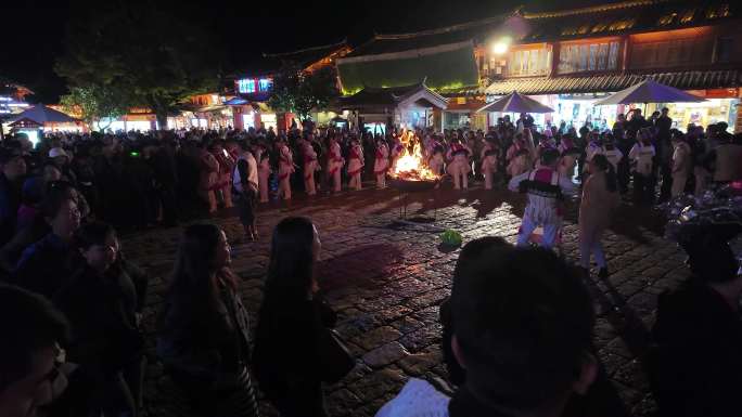 云南丽江篝火晚会