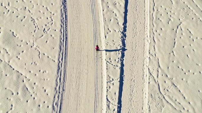 在一个美丽的冬日阳光明媚的日子里，难以辨认的人在越野滑雪