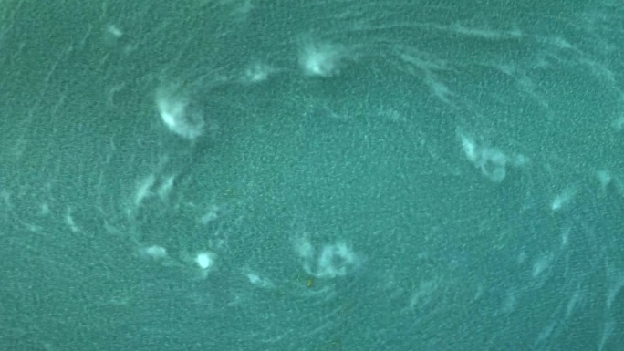 空中无人机拍摄的卡瓦伊真火山口湖上旋转的雾气，火山口和绿松石湖上有烟雾