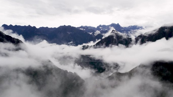 鸟瞰图的山和云绿水青山大山云海生态山脉