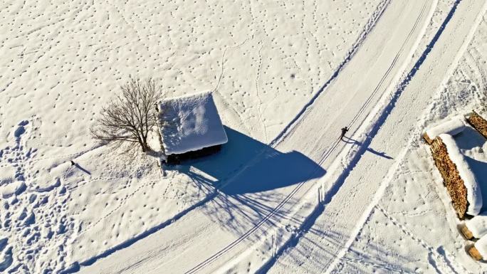 无人驾驶飞机一个无法辨认的人在乡下越野滑雪