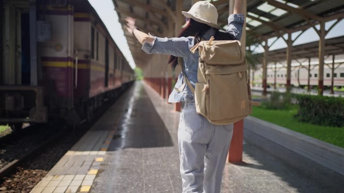 年轻的亚洲女旅客错过了火车，正跑着赶上即将出发的火车